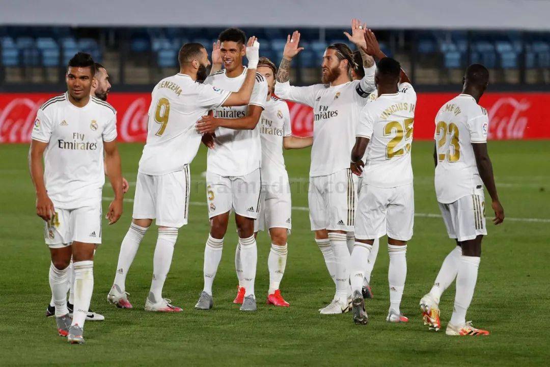 广东男篮在俱乐部杯首战中遭遇山西男篮，惜败对手，全场表现不佳，外援缺席，主力缺阵，山西男篮凭借高效进攻取得胜利。