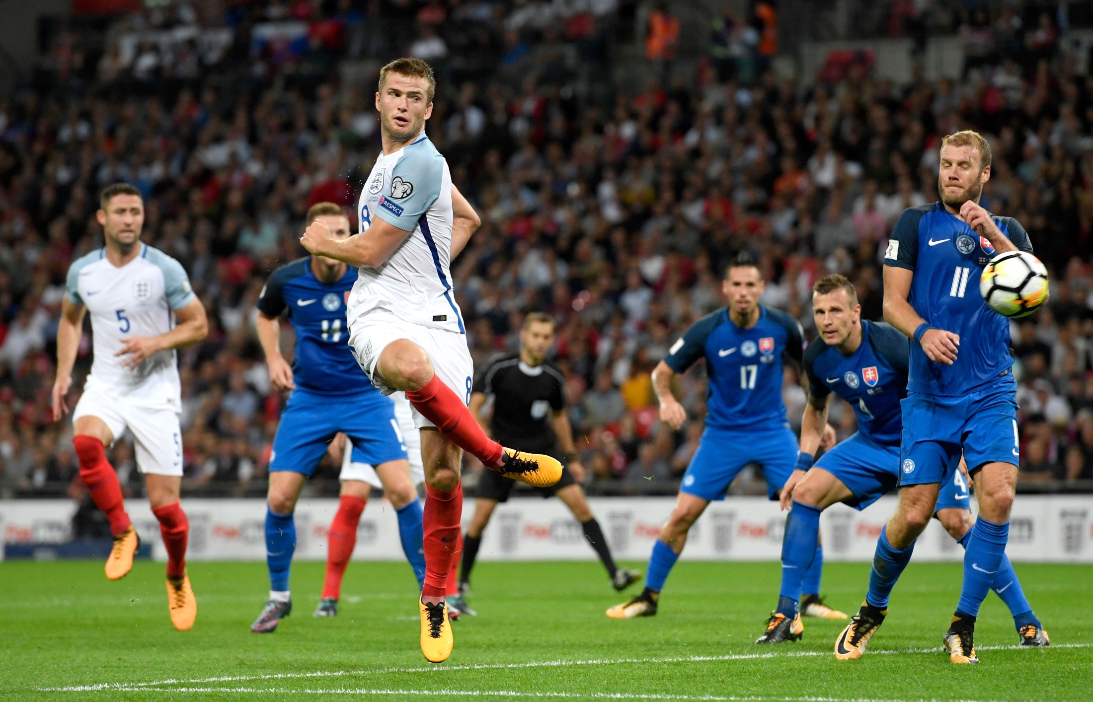 传记作者：莱万曾不满哈维的训练，他在波兰和拜仁都曾施压换帅