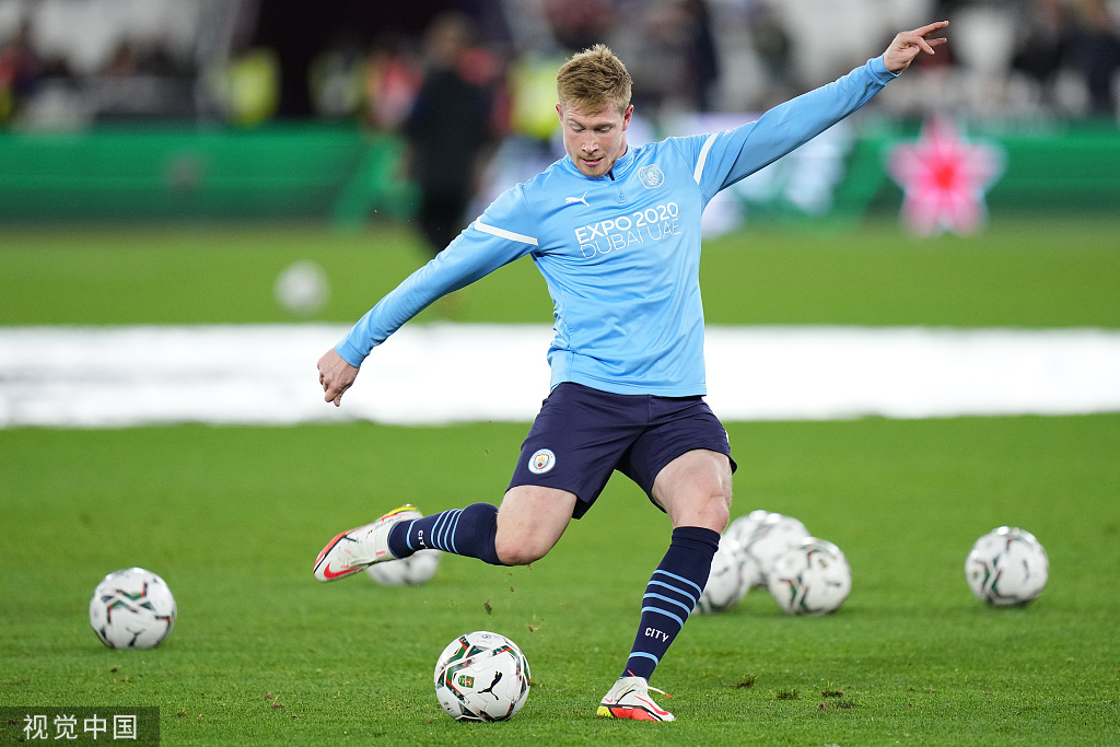 法兰克福客胜后球迷区突发火情，还有球迷从高处坠落后被送医